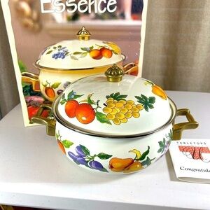 ESSENCE 3 quart Vintage pot New In Box